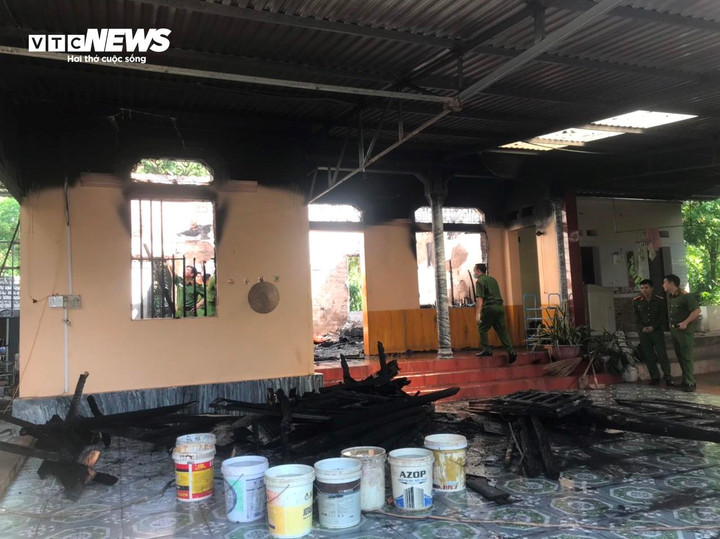 Lực lượng chức năng khám nghiệm hiện trường và điều tra nguyên nhân vụ cháy. (Ảnh: Tuyết Mai).
