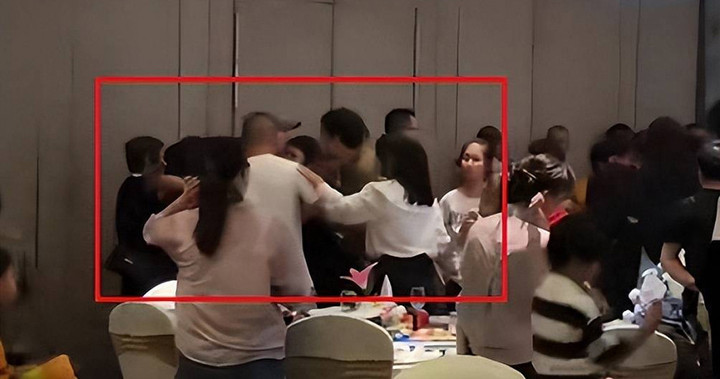 Sau lời mạt sát của dì chú rể với cô dâu, họ hàng hai bên gia đình lao vào ẩu đả.