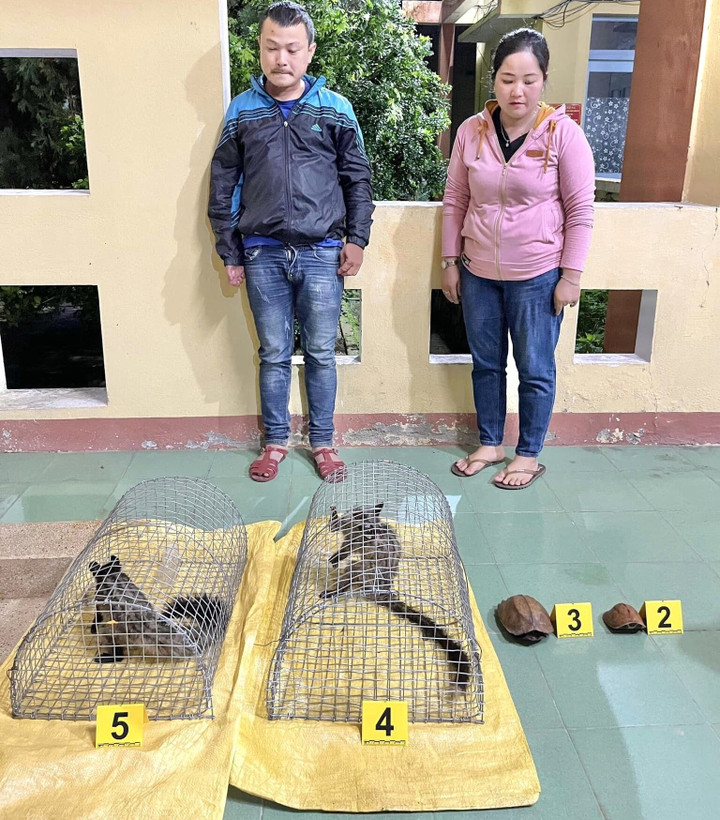 Chiến và Hoài cùng tang vật. (Ảnh: C.A)