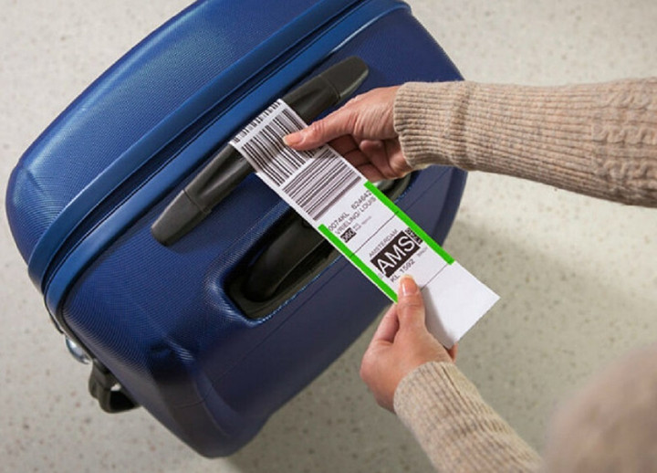 Bạn không nên xé thẻ hành lý ngay sau khi xuống máy bay. (Ảnh: Alibaba)