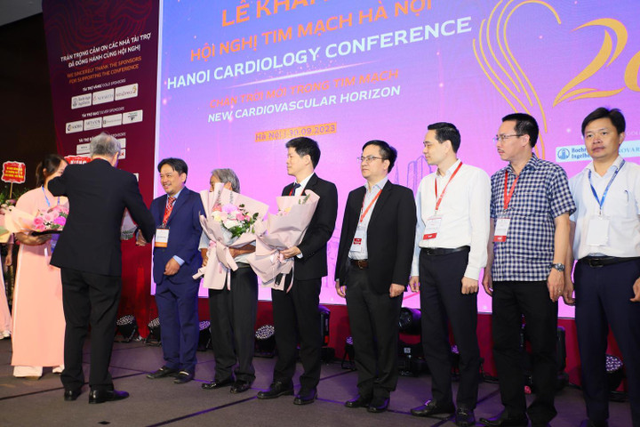 Tặng hoa tri ân thành viên ban tổ chức Hội nghị Tim mạch Hà Nội 2023.
