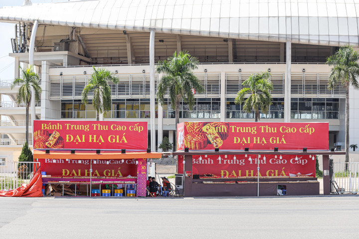 Quầy hàng bánh trung thu đại hạ giá trước cổng sân vận động Mỹ Đình, đìu hiu vắng vẻ không bóng người.