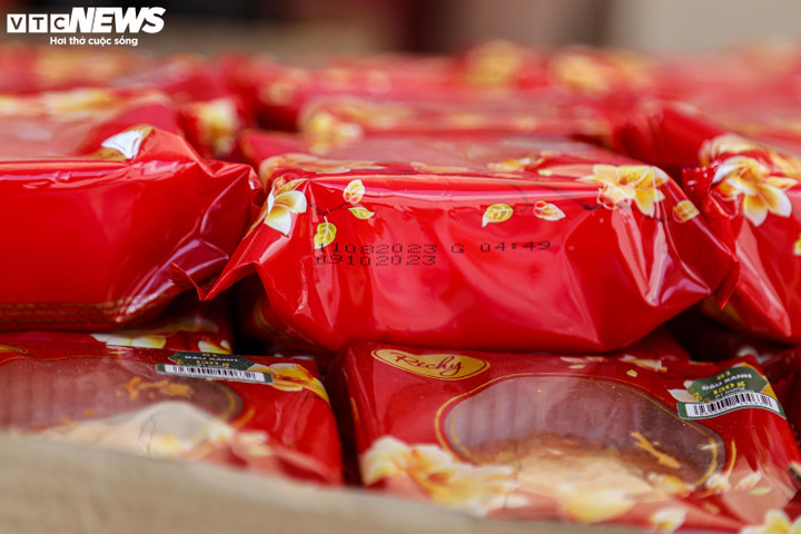 Giảm giá 50%, nhiều ki-ốt bánh trung thu vỉa hè vẫn vắng khách - 11