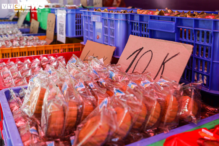 Giảm giá 50%, nhiều ki-ốt bánh trung thu vỉa hè vẫn vắng khách - 5