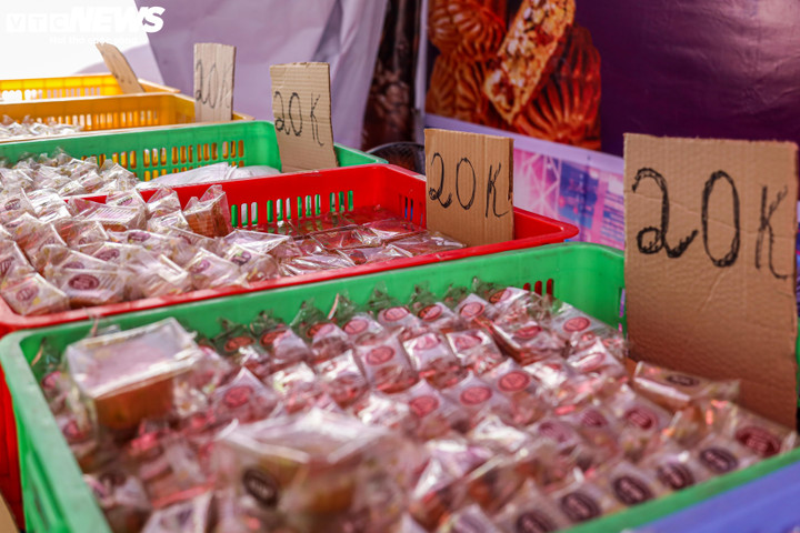 Giảm giá 50%, nhiều ki-ốt bánh trung thu vỉa hè vẫn vắng khách - 4