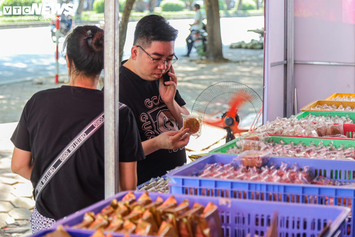 Vị khách này cho biết dù đã mua bánh từ trong tết trung thu nhưng thấy những quầy bánh hạ giá, với giá cả hợp lý và đa dạng nhiều loại bánh nên anh quyết định mua về để cùng gia đình thưởng thức thêm nhiều loại bánh hơn.