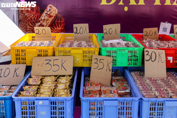 Bánh trung thu với đầy đủ kích cỡ, hương vị đa dạng của nhiều thương hiệu lớn, được phân loại thành từng khay khác nhau với giá niêm yết để khách hàng lựa chọn dễ dàng.