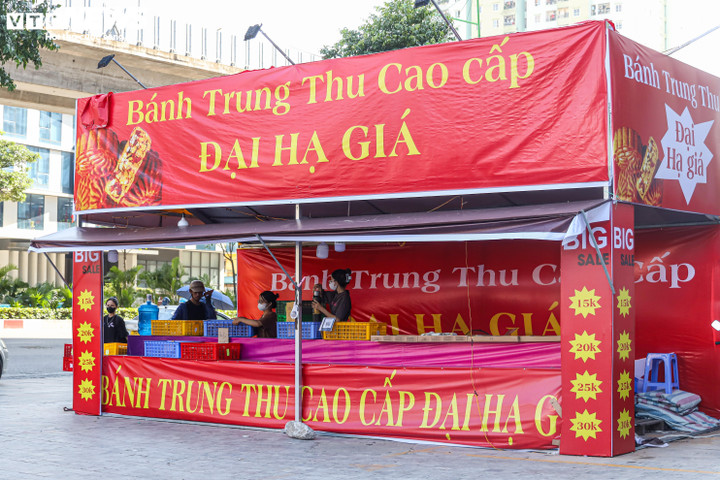 Giảm giá 50%, nhiều ki-ốt bánh trung thu vỉa hè vẫn vắng khách - 15