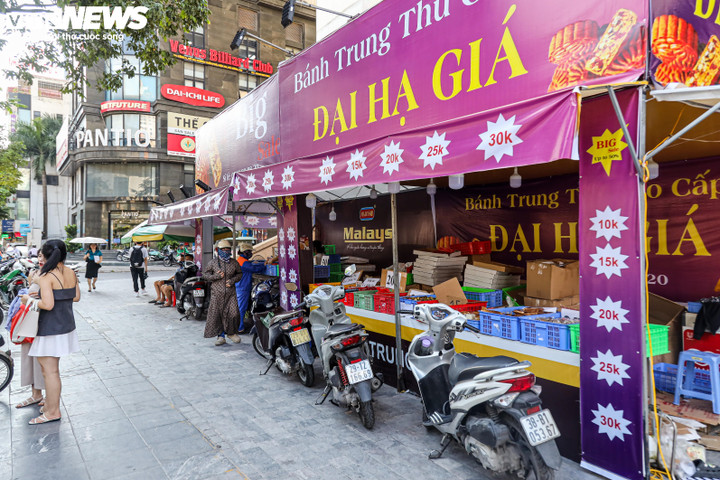 Tại một quầy bán bánh trung thu giảm giá khác trên đường Trần Phú (quận Hà Đông, Hà Nội) cũng chỉ lác đác người đến mua, nhân viên bán hàng tại đây cho biết dù đã là bánh trung thu đại hạ giá nhưng nhiều người đến mua vẫn mặc cả và trả giá.