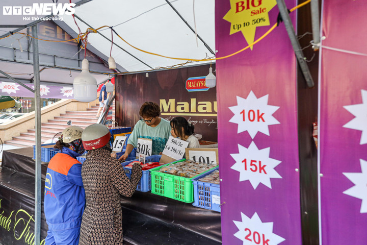 Giảm giá 50%, nhiều ki-ốt bánh trung thu vỉa hè vẫn vắng khách - 8