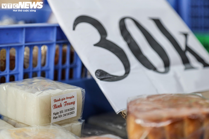 Giảm giá 50%, nhiều ki-ốt bánh trung thu vỉa hè vẫn vắng khách - 12