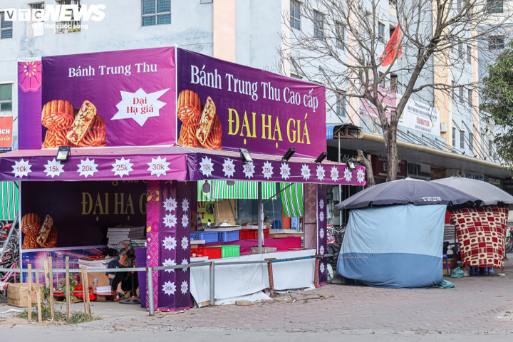 Giảm giá 50%, nhiều ki-ốt bánh trung thu vỉa hè vẫn vắng khách - 14