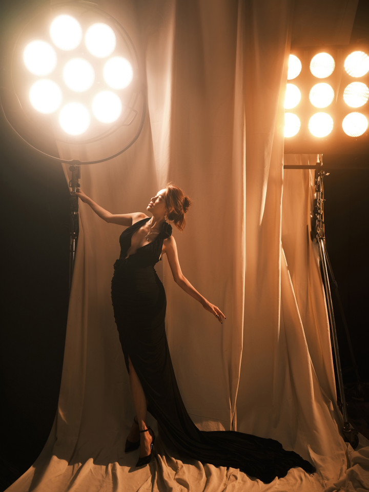 Dù đã ở tháng cuối của thai kỳ, Nhã Phương vẫn thu hút với những đường cong quyến rũ.