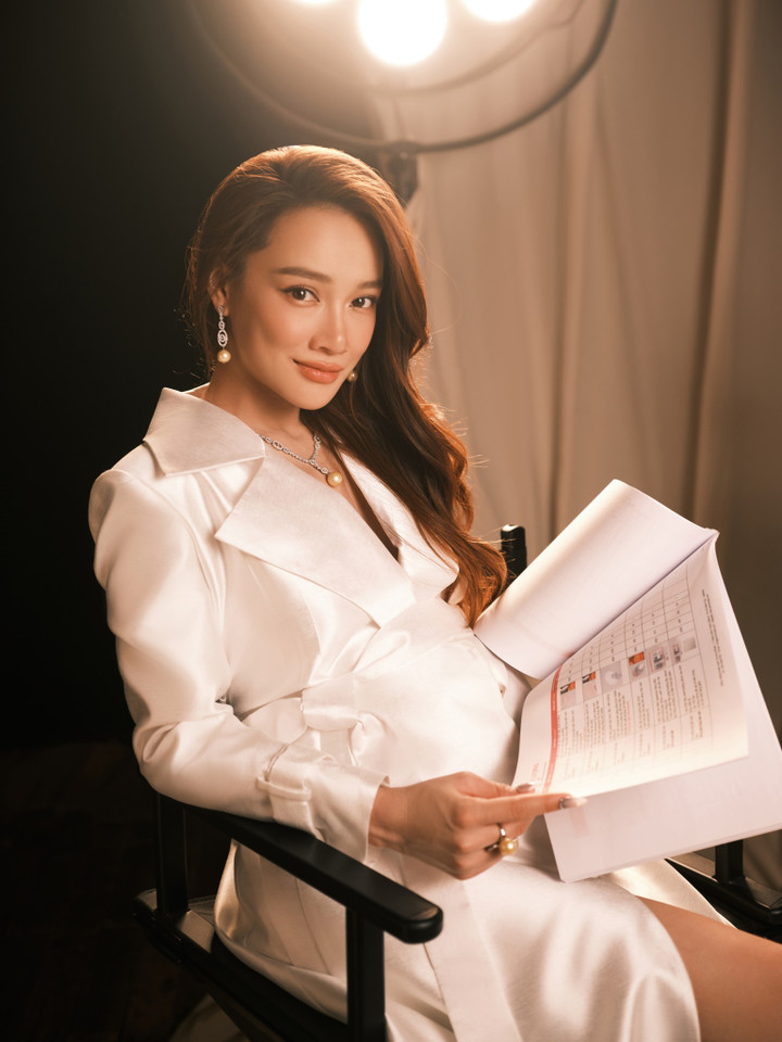 Nhã Phương cho biết, cô muốn thực hiện bộ ảnh để lưu giữ trọn vẹn những yêu thương trong lần thứ hai mang bầu: "Mẹ Bi ở tháng cuối thai kỳ muốn lưu giữ trọn vẹn khoảnh khắc tuyệt vời và xinh đẹp nhất bên gia đình".