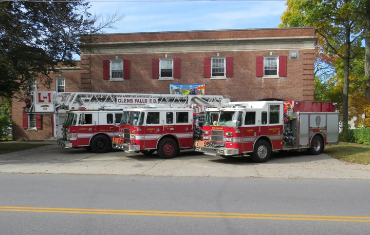 Có đến 3 xe cứu hỏa được điều động đến căn nhà đó . (Ảnh: NYP)