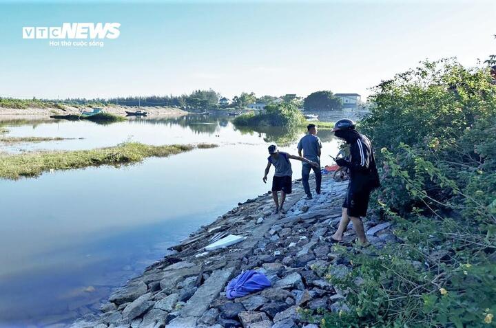 Nơi tìm thấy thi thể bé trai mất tích. (Ảnh: CTV)