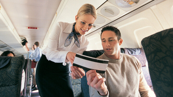 Nếu có ý muốn đổi ghế ngồi, hành khách nên hỏi tiếp viên, tránh gây ảnh hưởng đến an toàn bay. (Ảnh: Travelwires)