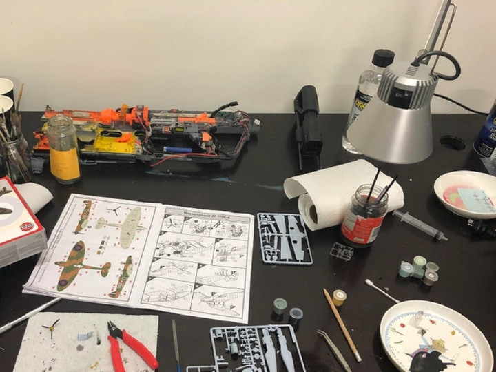 Hãy tìm mô hình một người đàn ông đang ngồi.