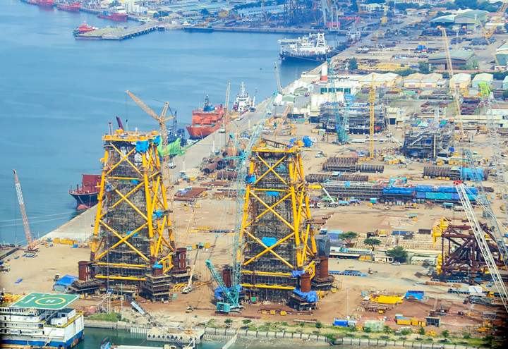 Khu cảng chế tạo chân đế các dự án điện gió ngoài khơi của PTSC.