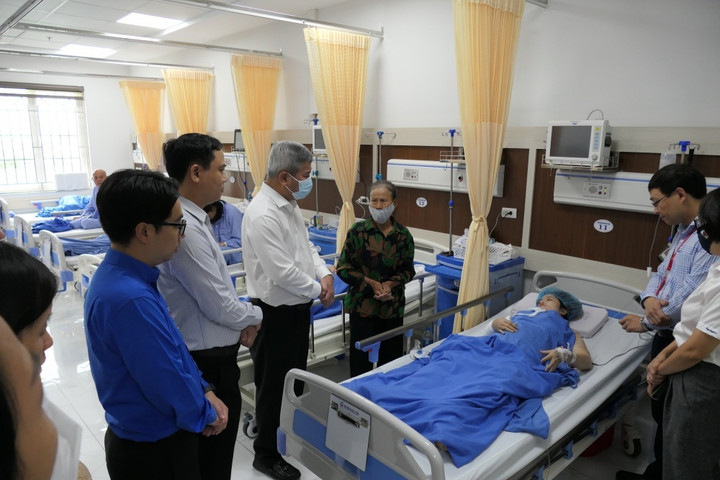 Lãnh đạo Petro Vietnam thăm hỏi, động viên và trao hỗ trợ cho các nạn nhân vụ cháy chung cư mini ở Hà Nội