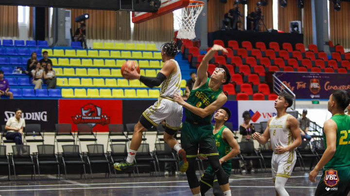 Next Level gặp Basket Sags ở trận đầu tiên trong ngày khai mạc giải.