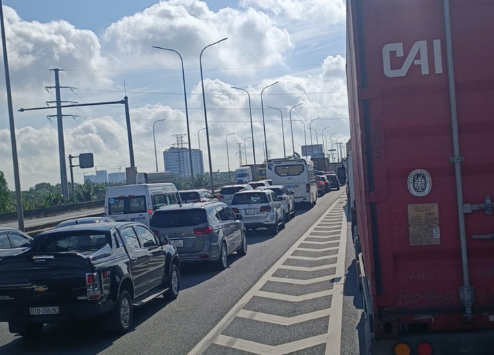 Xe container bốc cháy ngùn ngụt khiến cao tốc Long Thành - Dầu Giây ùn tắc.