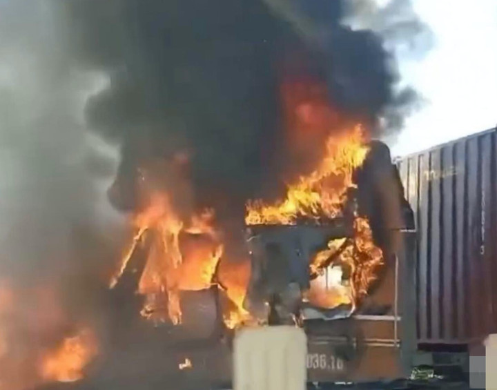 Xe container bốc cháy ngùn ngụt.