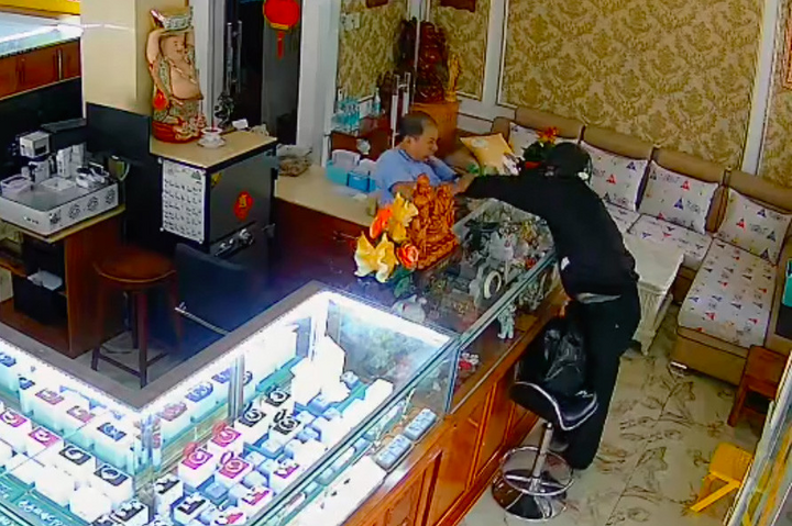 Nghi phạm Tam tấn công chủ tiệm vàng được camera ghi lại. (Ảnh chụp màn hình).