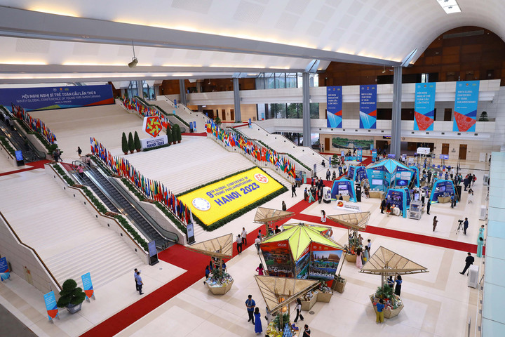 Sáng 15/9, Hội nghị Nghị sĩ trẻ toàn cầu lần thứ 9 với chủ đề "Vai trò của giới trẻ trong việc thúc đẩy thực hiện các Mục tiêu phát triển bền vững, thông qua chuyển đổi số và đổi mới sáng tạo" chính thức khai mạc với sự tham gia của hơn 500 đại biểu, nghị sĩ trẻ đến từ Quốc hội, nghị viện các nước thành viên Liên minh Nghị viện thế giới, các cơ quan, tổ chức quốc tế.