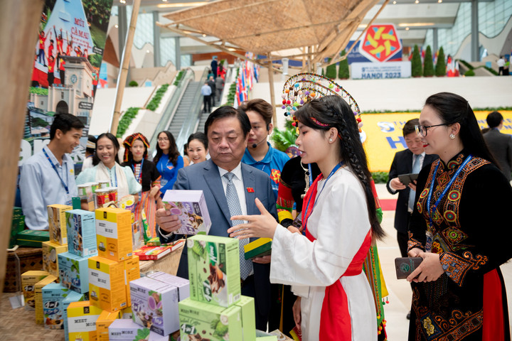 Bộ trưởng Nông nghiệp và Phát triển nông thôn Lê Minh Hoan tham quan các gian hàng tại triển lãm.
