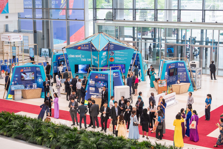 Bên lề hội nghị, đông đảo các đại biểu, nghị sĩ trẻ trong nước và quốc tế đã tham quan các gian hàng thuộc triển lãm "Khát vọng Việt Nam" được khai mạc vào ngày 14/9.