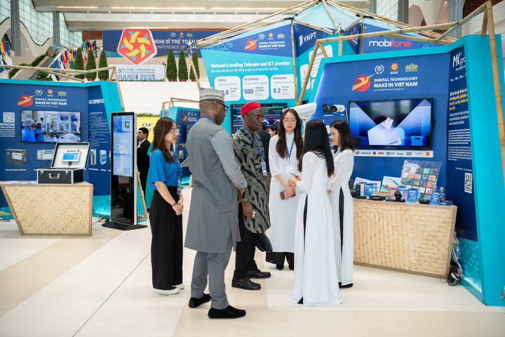 Đại biểu Hội nghị Nghị sĩ trẻ toàn cầu tham quan triển lãm 'Khát vọng Việt Nam' - 7