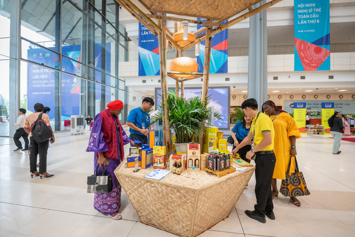 Nhiều đại biểu quốc tế bày tỏ sự hào hứng trước những gian hàng đặc sắc của Việt Nam.