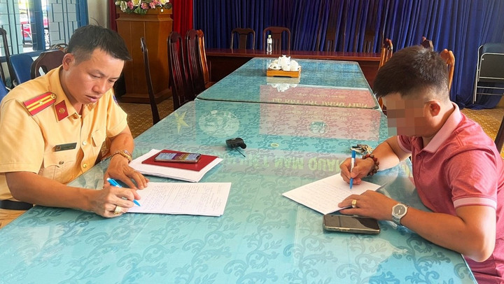 Lực lượng chức năng mời T.V.T lên làm việc.