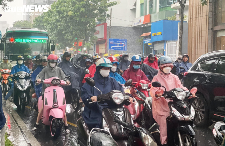 Thời tiết tại TP.HCM hôm nay 6/10, ngày nắng gián đoạn, chiều tối có mưa rào và dông rải rác.