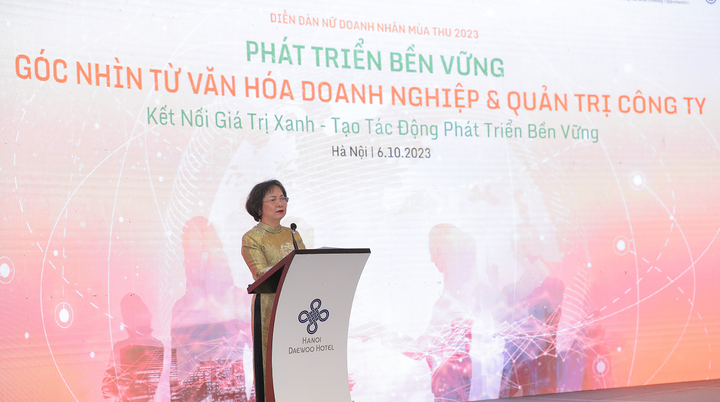Bà Cao Thị Ngọc Dung - Phó Chủ tịch VAWE, Chủ tịch HĐQT Công ty cổ phần Đá quý Phú Nhuận (PNJ) phát biểu khai mạc diễn đàn Nữ doanh nhân mùa thu 2023.
