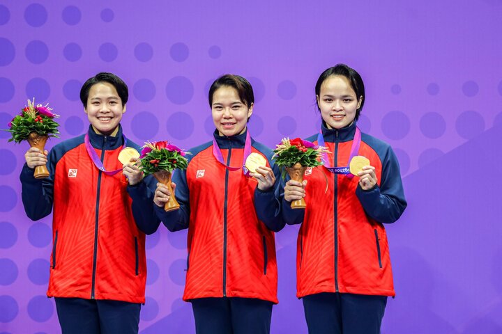 Nguyễn Thị Phương, Lưu Thị Thu Uyên và Nguyễn Ngọc Trâm giành huy chương vàng nội dung kata (biểu diễn) đồng đội nữ. (Ảnh: Bùi Lượng)