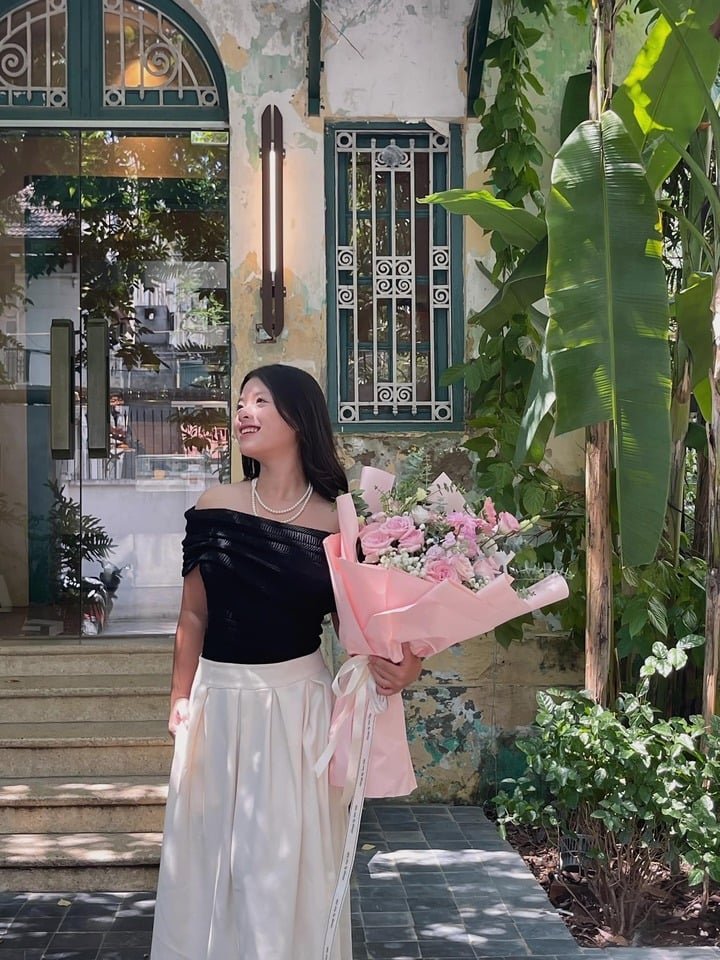 Hồng Khanh - con gái út của NSƯT Chiều Xuân - chia sẻ trên trang cá nhân loạt ảnh mới với phong cách đời thường nhưng rất cuốn hút.