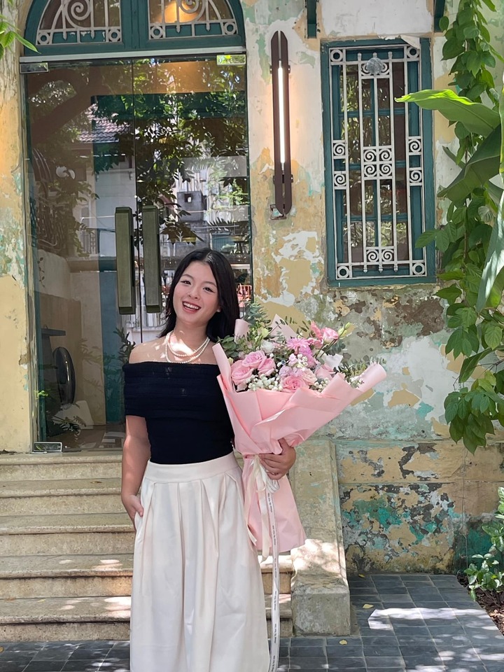 Hồng Khanh sở hữu vóc dáng thu hút và gương mặt đẹp dịu dàng, ưa nhìn.