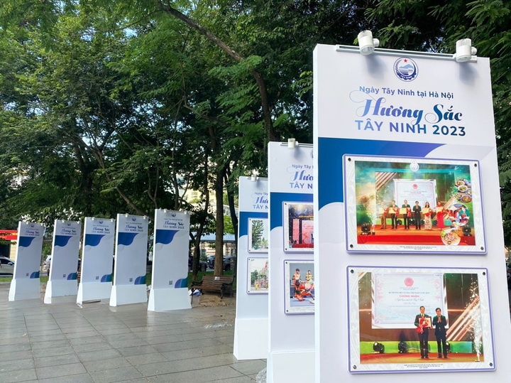 Ban Tổ chức sự kiện Ngày Tây Ninh tại Hà Nội trưng bày hình ảnh giới thiệu Đất và Người Tây Ninh tại Thủ đô. (Ảnh: Thanh Tùng)