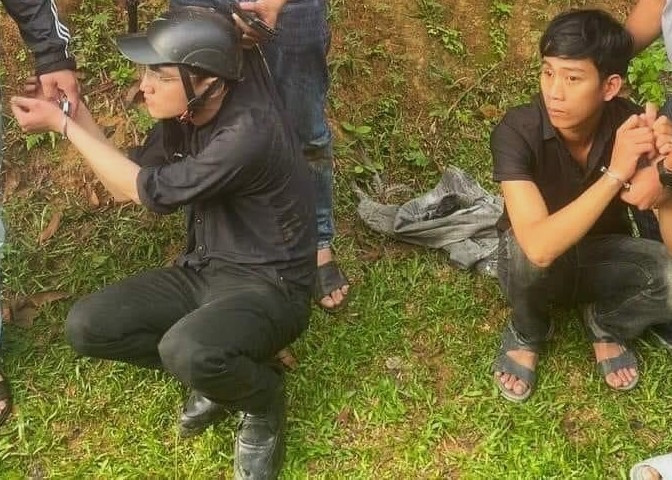 Hai nghi phạm thời điểm bị bắt giữ. (Ảnh: C.A)