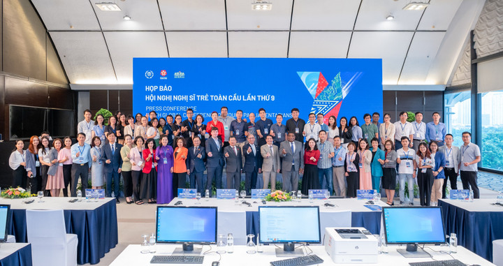 Đại biểu cùng các phóng viên tại buổi họp báo quốc tế về kết quả Hội nghị Nghị sĩ trẻ toàn cầu lần thứ 9. (Ảnh: quochoi.vn).