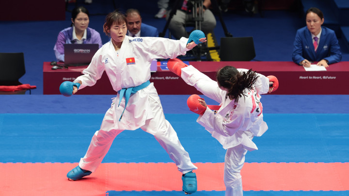 Nguyễn Thị Ngoan (đai xanh) thắng trận đầu tiên. (Ảnh: Bùi Lượng)