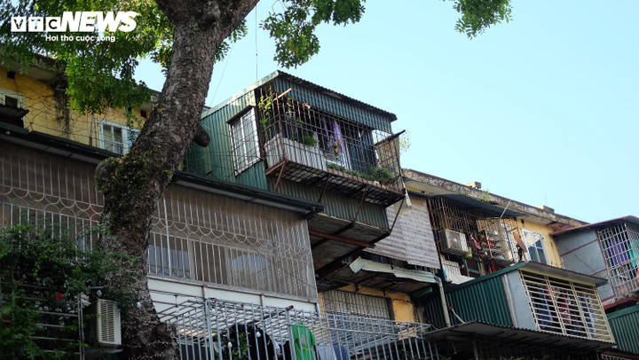 Có những chuồng cọp cơi nới, đua ra bên ngoài vài ba mét, gây mất an toàn phòng cháy chữa cháy, nguy hiểm khi có sự cố, và làm mất mỹ quan đô thị.