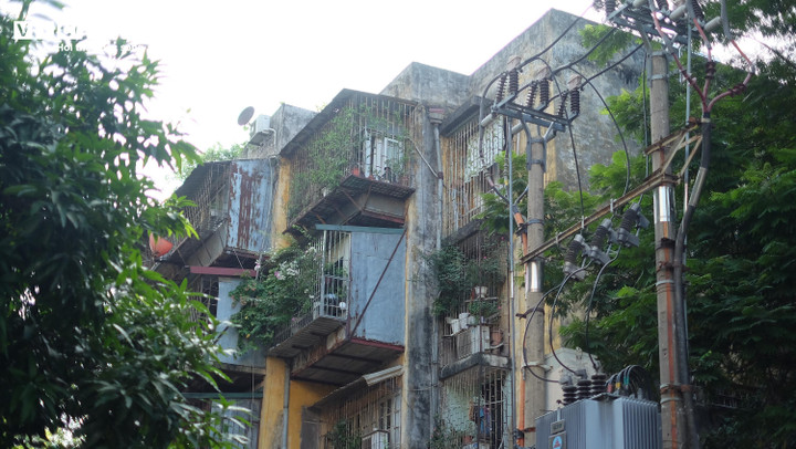 Phía Đông Bắc giáp phố Đào Duy Anh. Phía Đông và Đông Nam giáp phố Phương Mai, đường Giải Phóng và khu tập thể Phương Mai. Phía Tây Bắc giáp phố Phạm Ngọc Thạch và phía Tây Nam giáp sông Lừ. Giá trị dự toán lập quy hoạch chi tiết cải tạo, xây dựng lại khu tập thể Kim Liên và phụ cận là 1,53 tỷ đồng. Kinh phí được lấy từ nguồn ngân sách thành phố.