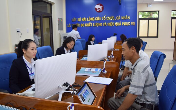 Cán bộ công chức tỉnh Kom Tum giải quyết hồ sơ cho người dân. (Ảnh: Cổng thông tin Chính phủ).