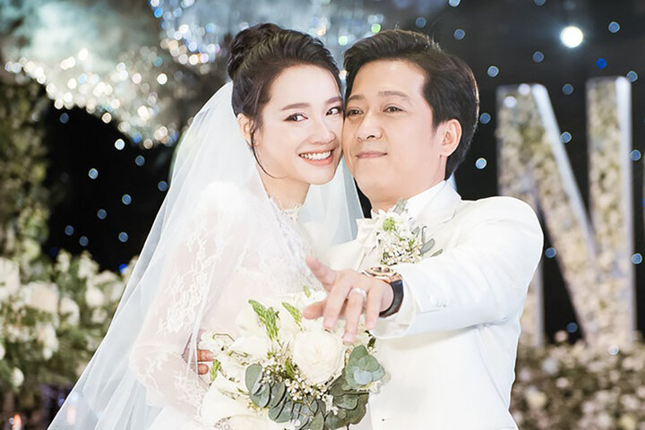 Trường Giang và Nhã Phương nảy sinh tình cảm khi cùng tham gia phim "49 ngày". Sau 3 năm hẹn hò, họ làm đám cưới vào tháng 9/2018.