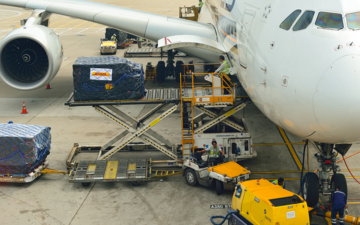 Bộ phận mặt đất đang khẩn trương làm công việc tiếp nhiên liệu, vận chuyển hàng hóa trong khoảng thời gia tương đối ngắn (Ảnh: Airlines-IATA)