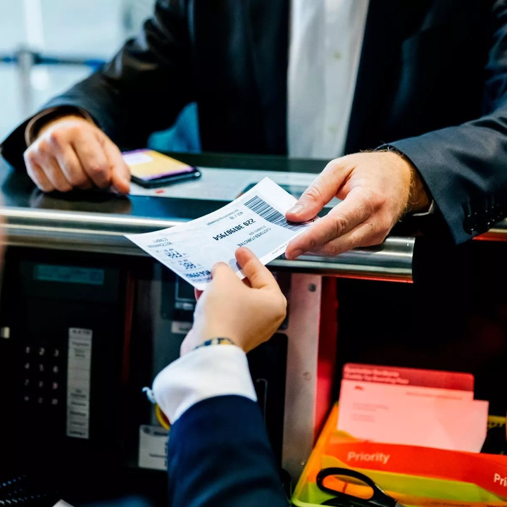 Nhiều người thắc mắc không hiểu vì sao phải xuất trình thẻ lên máy bay nhiều lần. (Ảnh: The Mirror)