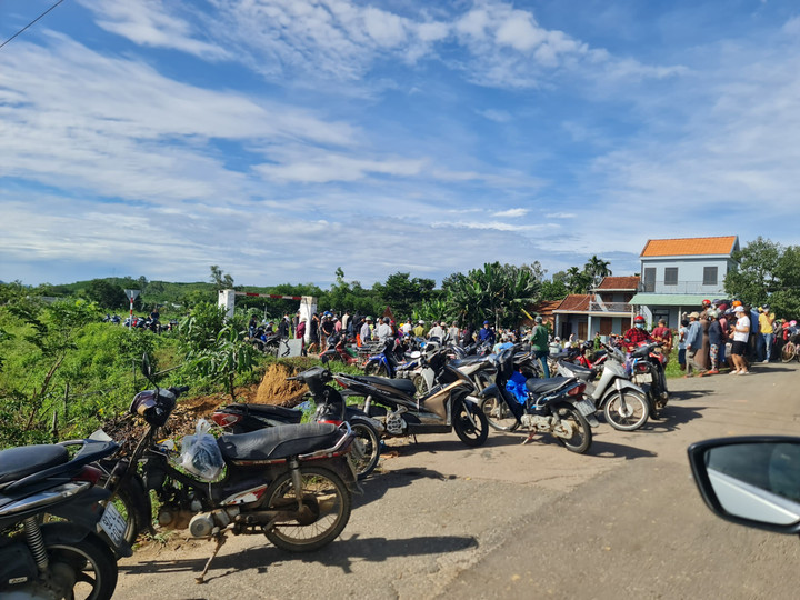 Rất đông người dân tập trung theo dõi vụ việc. (Ảnh: Đ.X)